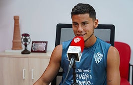 Robertone, hablando durante la entrevista en los canales oficiales del Almería