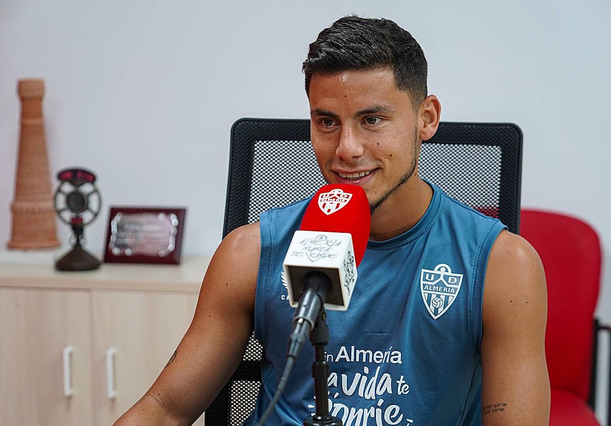 Robertone, hablando durante la entrevista en los canales oficiales del Almería