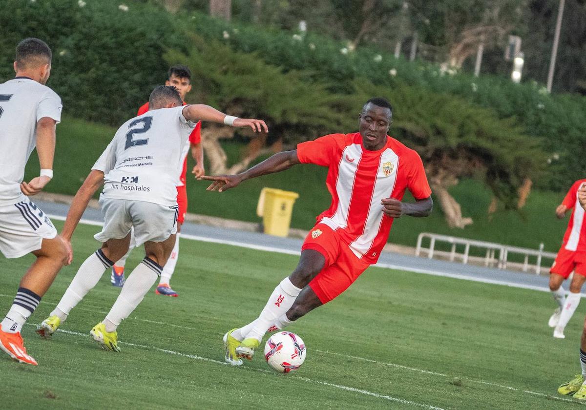 Lopy jugando contra en Marbella FC.