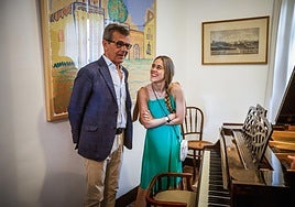 La bailaora Patricia Guerrero junto al edil de Turismo, Juan Ramón Ferreira, en la Huerta de San Vicente.