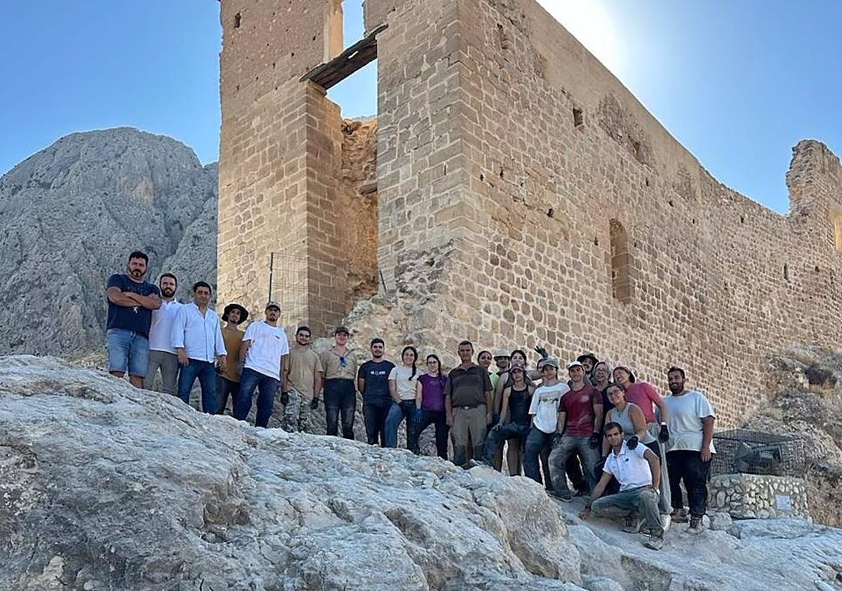 Francisco Reyes junto a los participantes en el castillo de Bedmar
