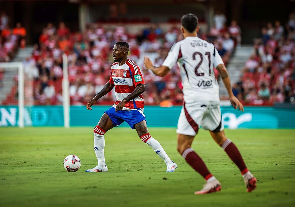 Martin Hongla otea el horizonte en busca de compañeros durante el partido contra el Albacete.