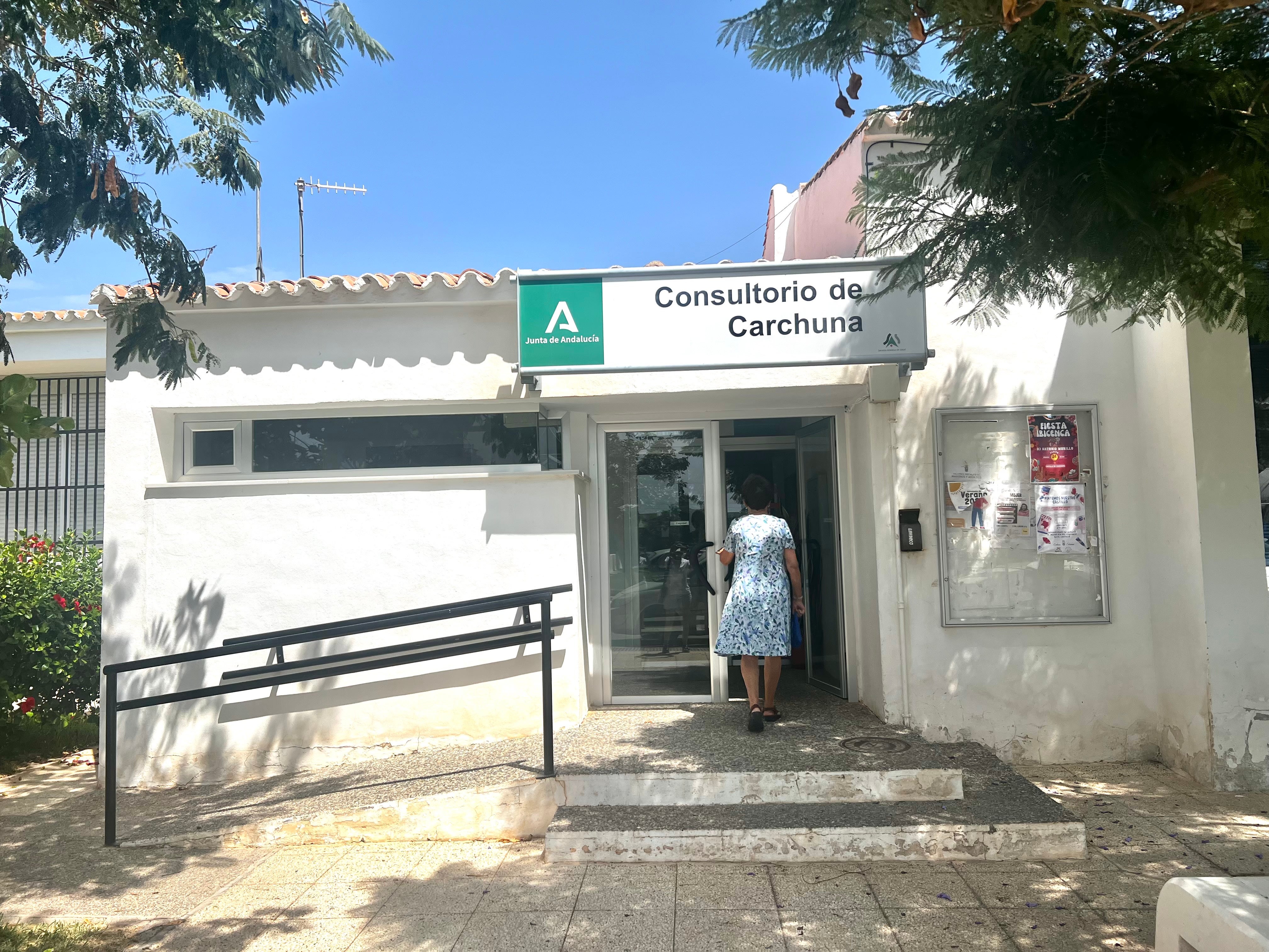 María, una vecina de Carchuna entrando al consultorio médico.