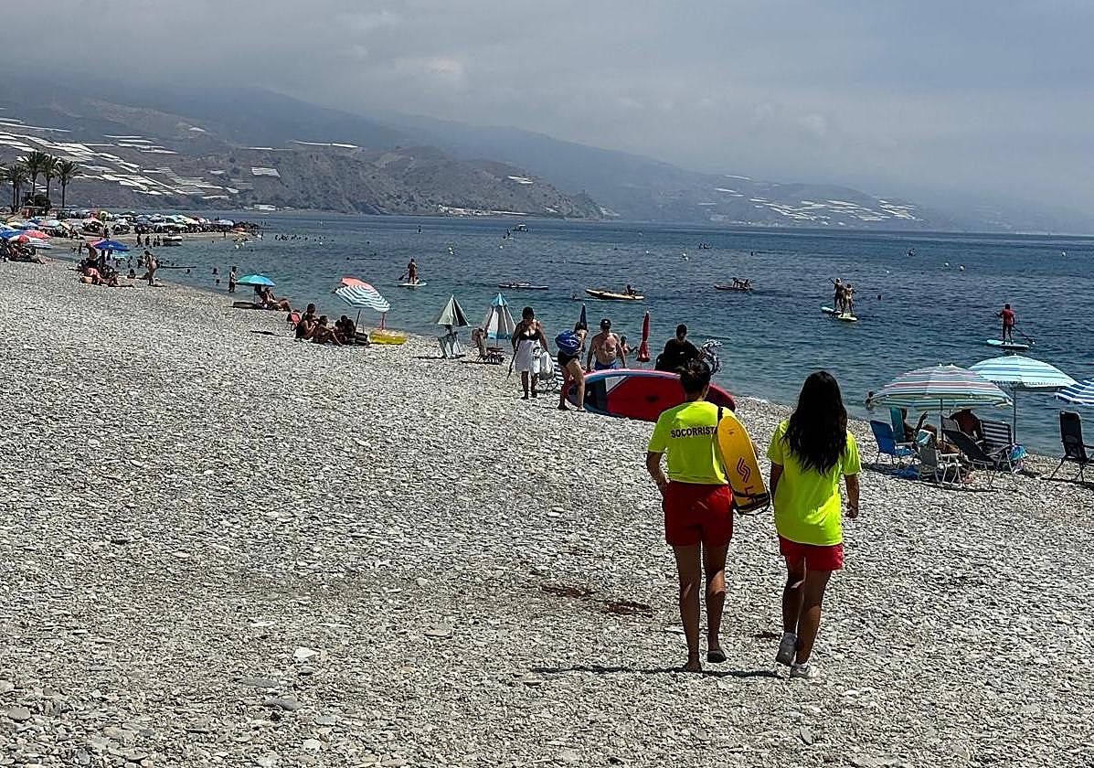Socorristas trabajando en la playa de Gualchos-Castell de Ferro.