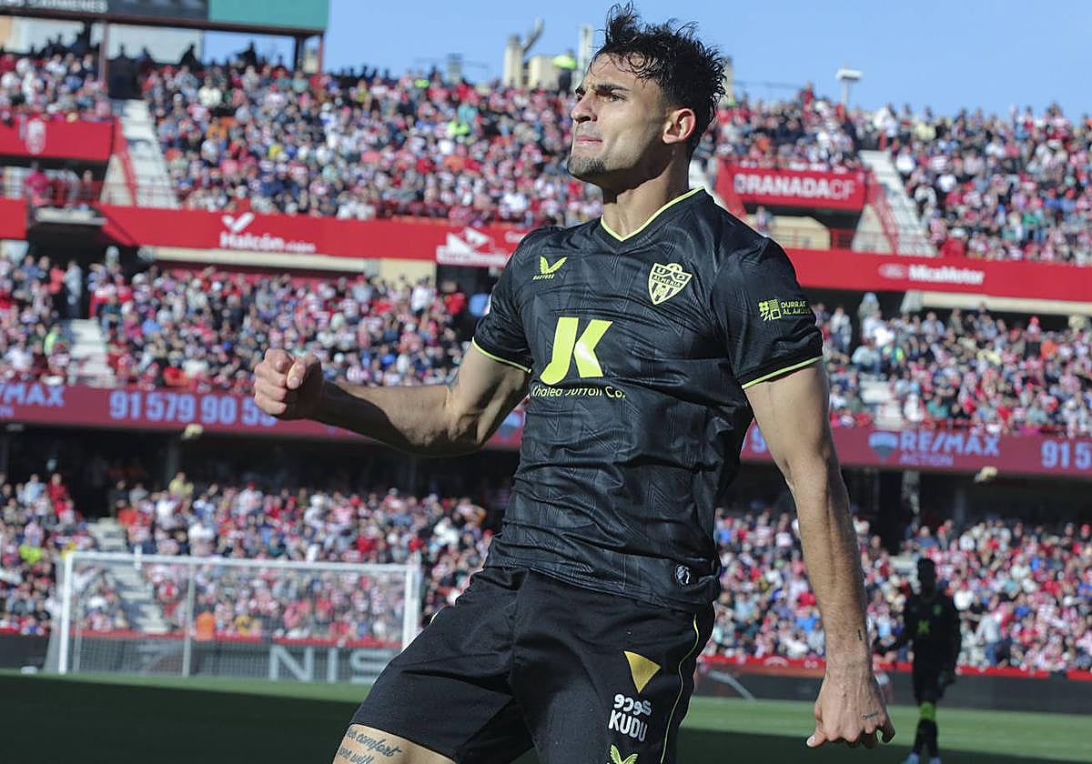 El defensa del Almería Marc Pubill (c), celebra su gol contra el Granada