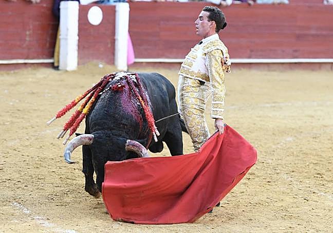 Pase del desprecio de Fernando Adrián al segundo.