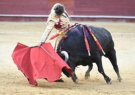 Poderoso muletazo con la derecha de Jorge Martínez al primero de su lote.