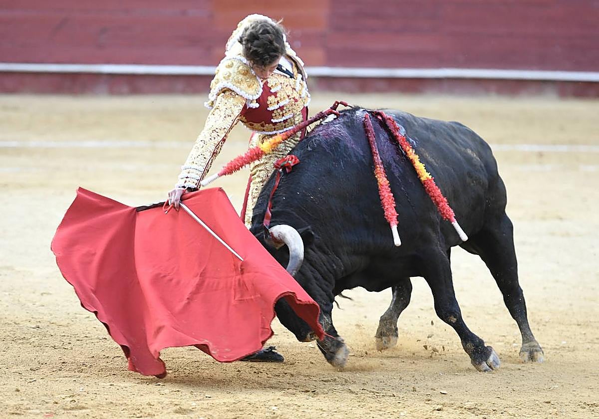 Poderoso muletazo con la derecha de Jorge Martínez al primero de su lote.