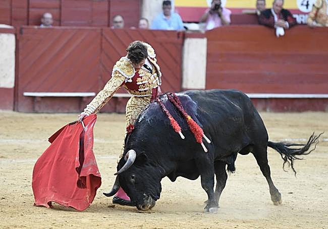Buen derechazo de Jorge Martínez en una primera faena importante.