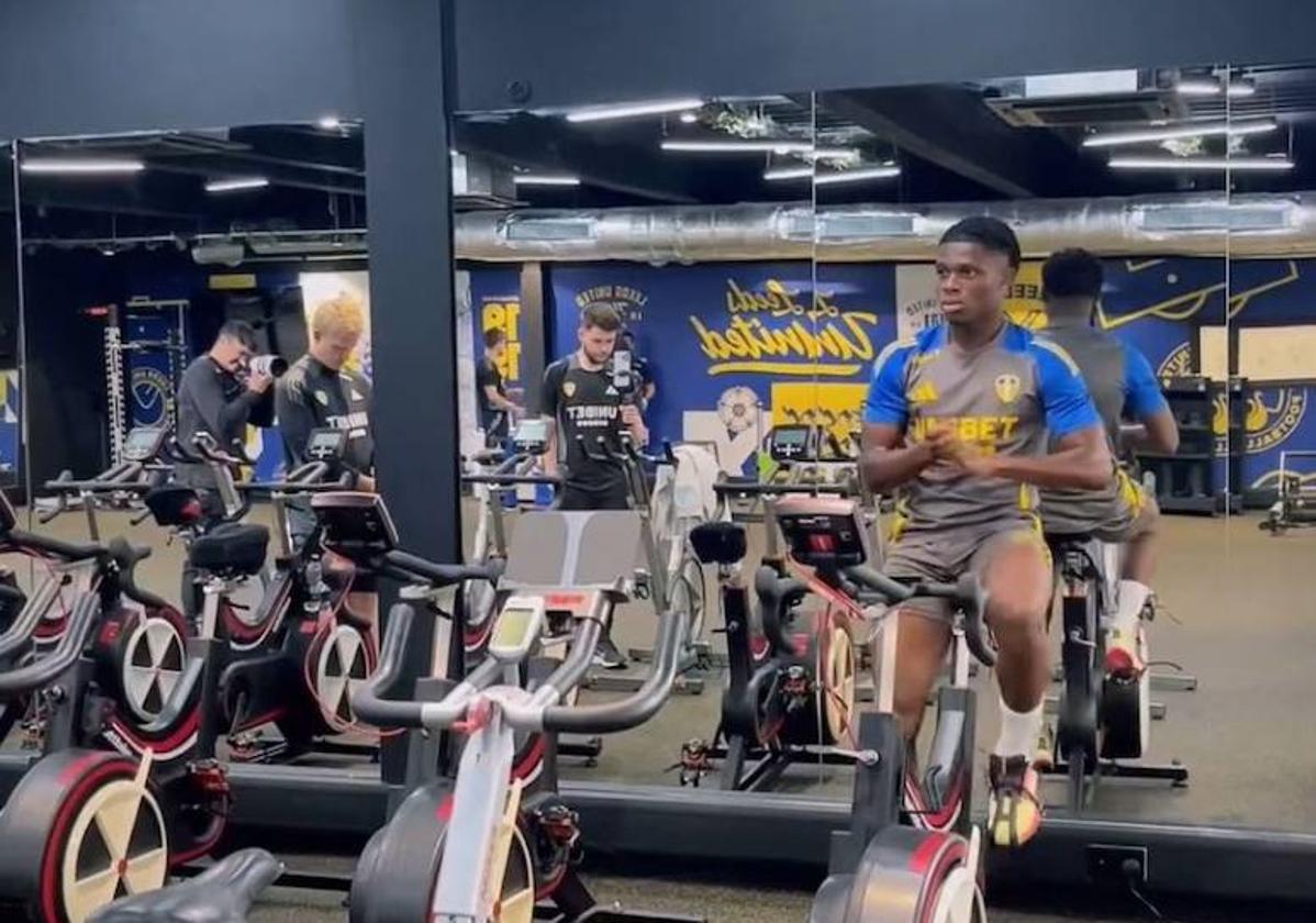 Ramazani en el gimnasio del Leeds United