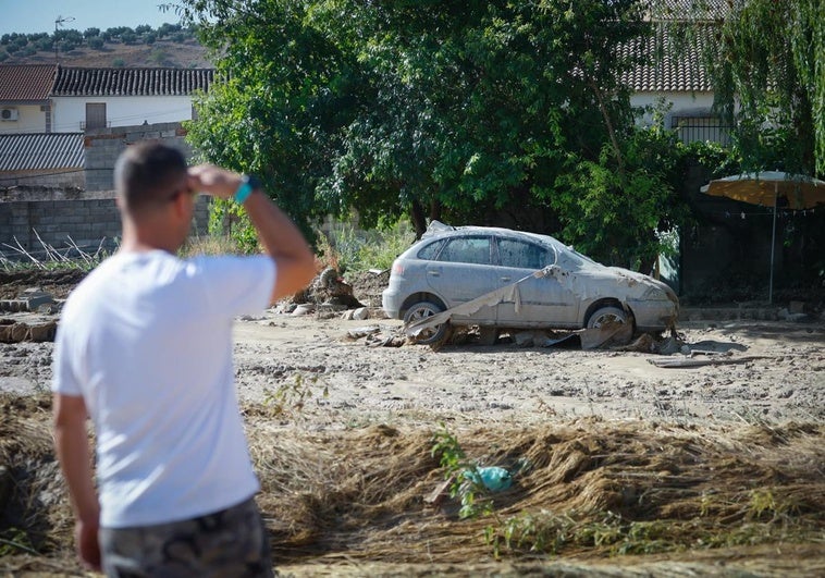 Un vecino observa los desperfectos sobre algunos coches.