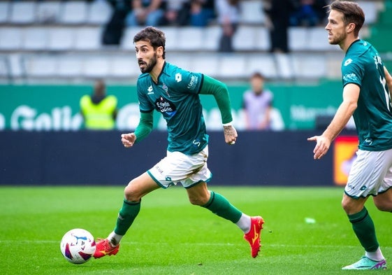 Álvaro Vadillo conduce un balón durante un partido de la temporada pasada.