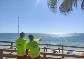 Dos socorristas en labores de vigilancia en la playa gaditana de Zahora.