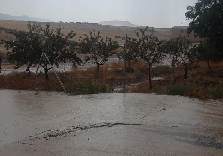 Barro y agua en la carretera de acceso a Gobernador tras la gran tormenta.