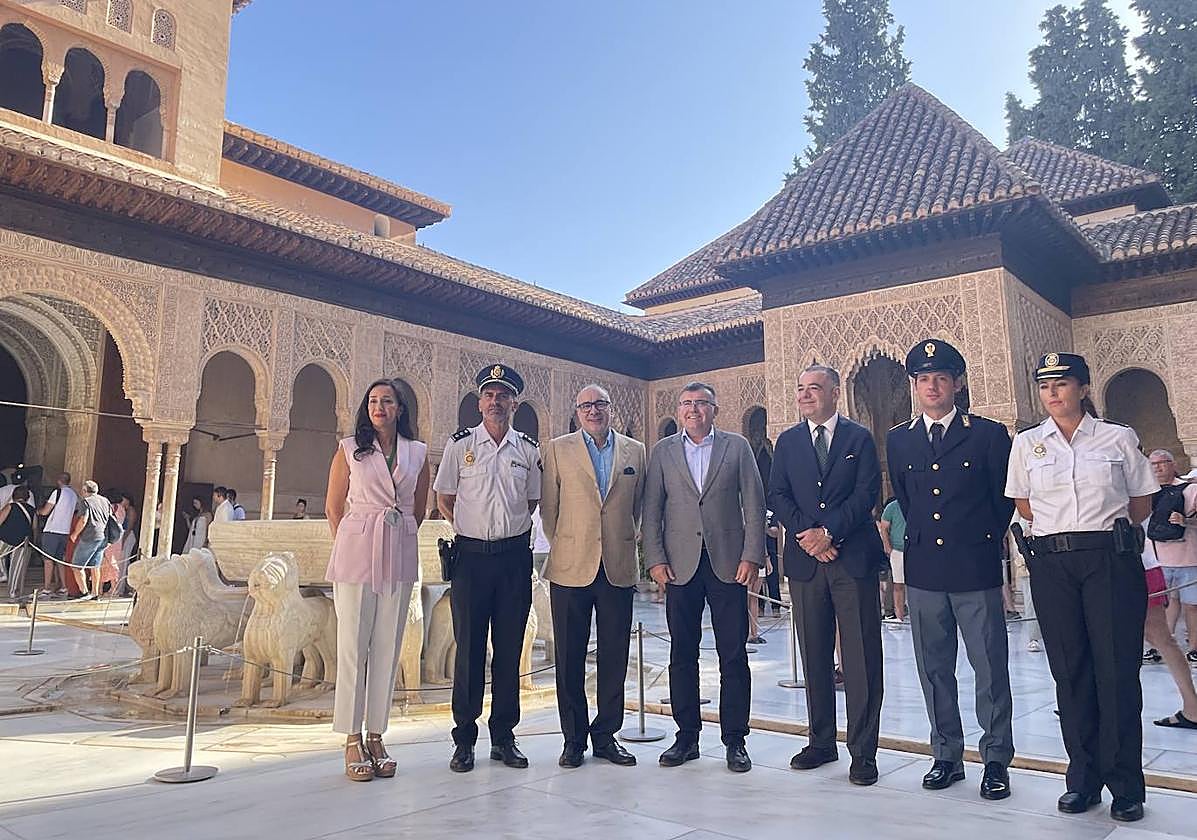 Las autoridades, en el Patio de los Leones. Iván, uno de los dos agentes italianos, segundo por la derecha en la imagen.