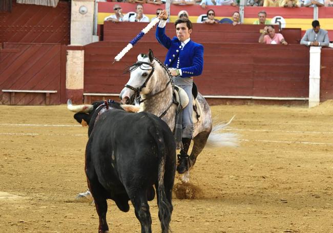 Guillermo Hermoso se luce con 'Martincho', en banderillas.