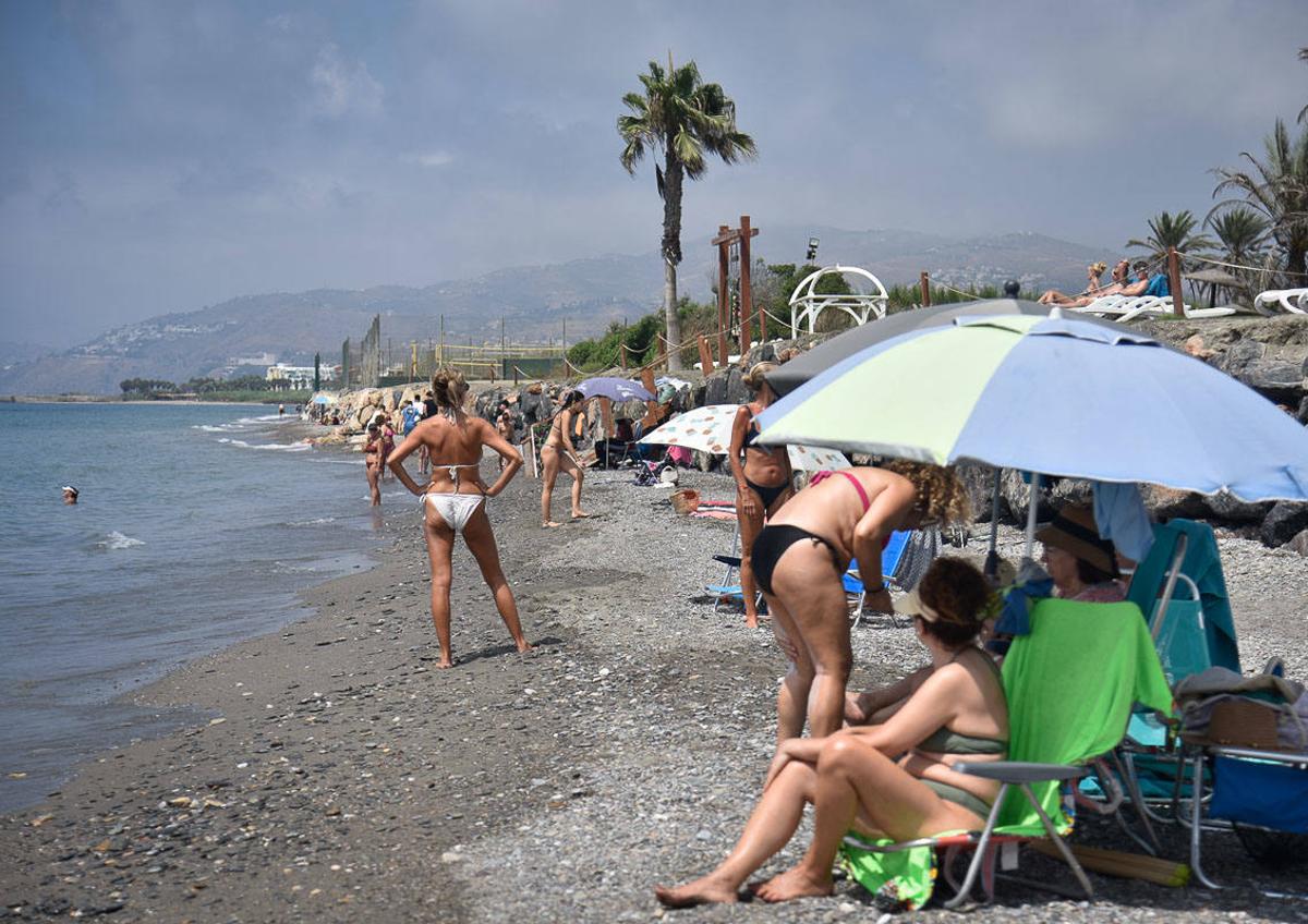 Imagen secundaria 1 - Algunos de los puntos de Playa Granada donde la playa ha sufrido una mayor regresión.