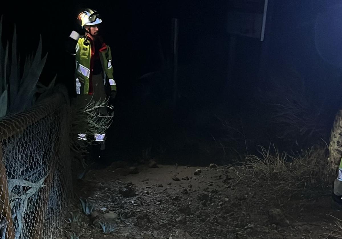 Un bombero supervisa la zona del desprendimiento en Beas de Guadix.