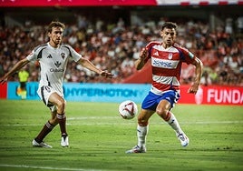 Lucas Boyé, a la derecha, intenta llevarse el balón ante la presión de un rival en el primer partido del Liga, ante el Albacete.