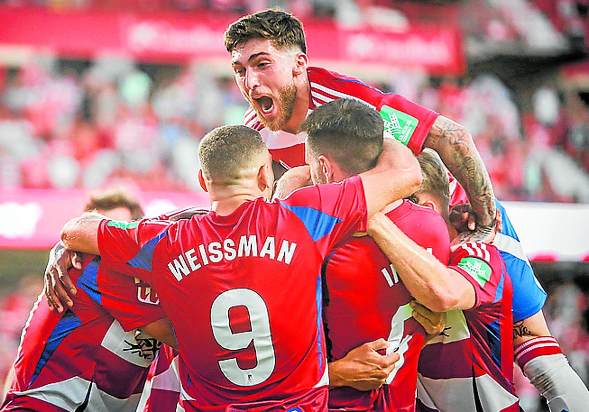 Tsitaishvili salta sobre la piña de jugadores tras el gol de Rubio.