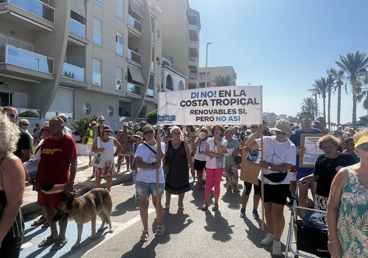 Manifestación en Torrenueva Costa en contra de los parques eólicos marinos.