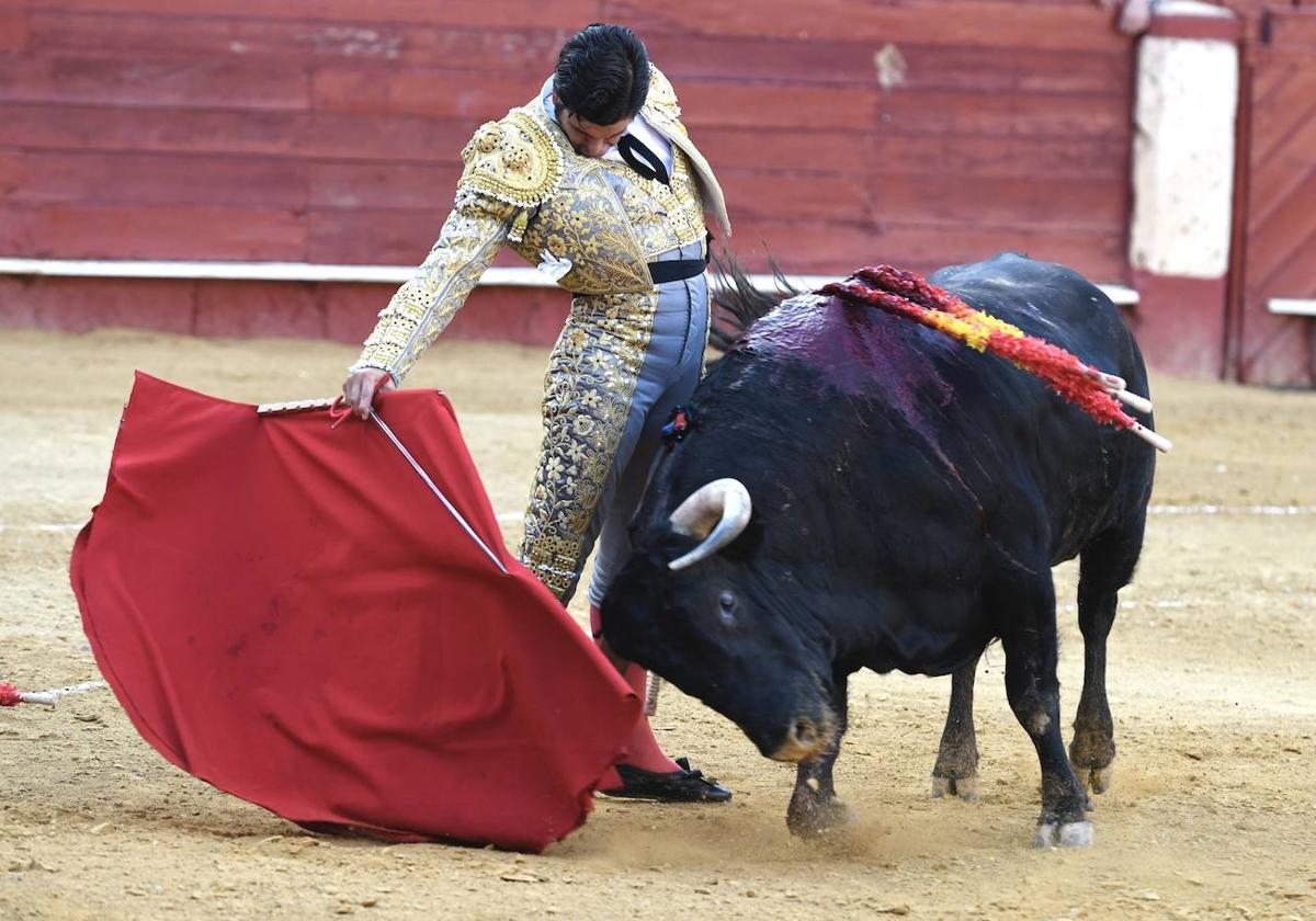 Lucido derechazo de Morante a su primer enemigo.