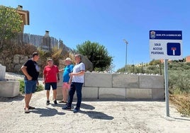 Visita de Javier Padorno, y vecinos de La Manseguilla, a la zona donde se ha instalado el muro.