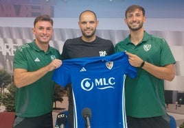 Rafa Ortiz, Cristian Sanz y Mauro Lucero posando en la presentación de los centrales con la camiseta del Linares Deportivo.