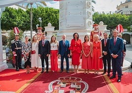 La alcaldesa, María del Mar Vázquez, vara de mando en mano, junto al orador, Jesús Vigorra, asistieron a la colocación de coronas florales junto a la base del 'Pingurucho'.