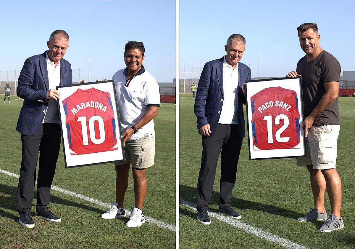 El nuevo director de la Ciudad Deportiva del Granada CF, Lucas Alcaraz, entrega sendas camisetas a Lalo Maradona y a Paco Sanz.