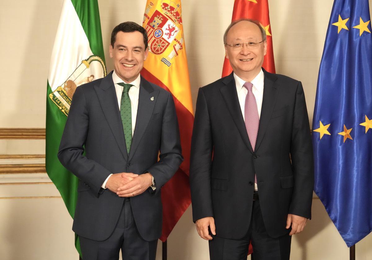 Juanma Moreno, en una reciente visita a Andalucía del miembro del Buró Político del Comité Central del Partido Comunista de China, Yin Li.