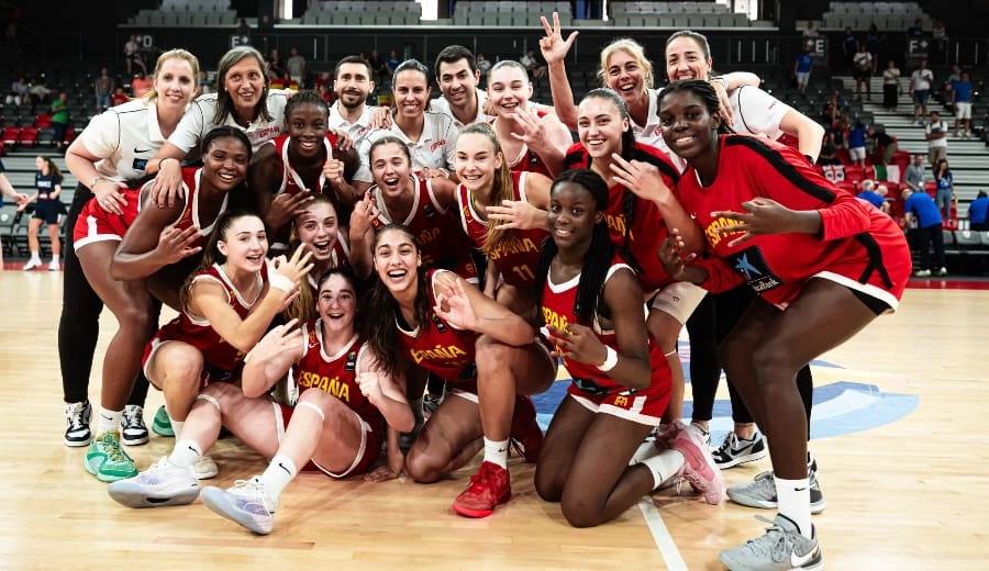 La selección española u16 logró el bronce en el Eurobasket, con la graandina Mar Segura.