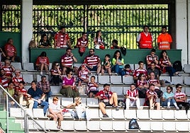 Aficionados del Granada, en el partido en A Malata.