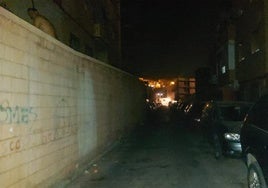 Una calle completamente a oscuras en el barrio almeriense.