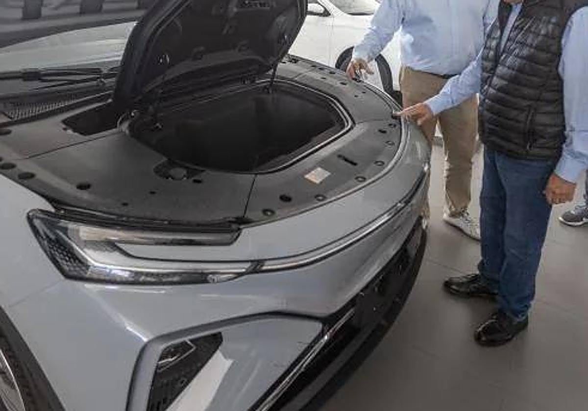 Imagen de archivo de un coche en un concesionario.