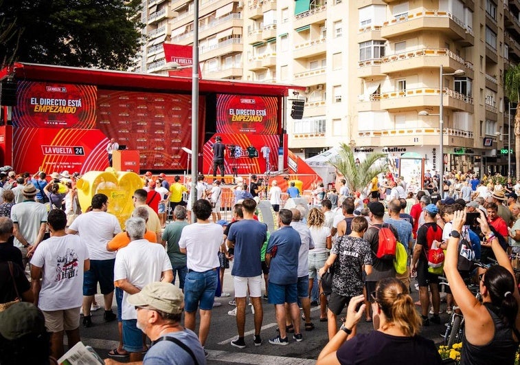 Ambiente en Motril antes de la salida de la Vuelta.