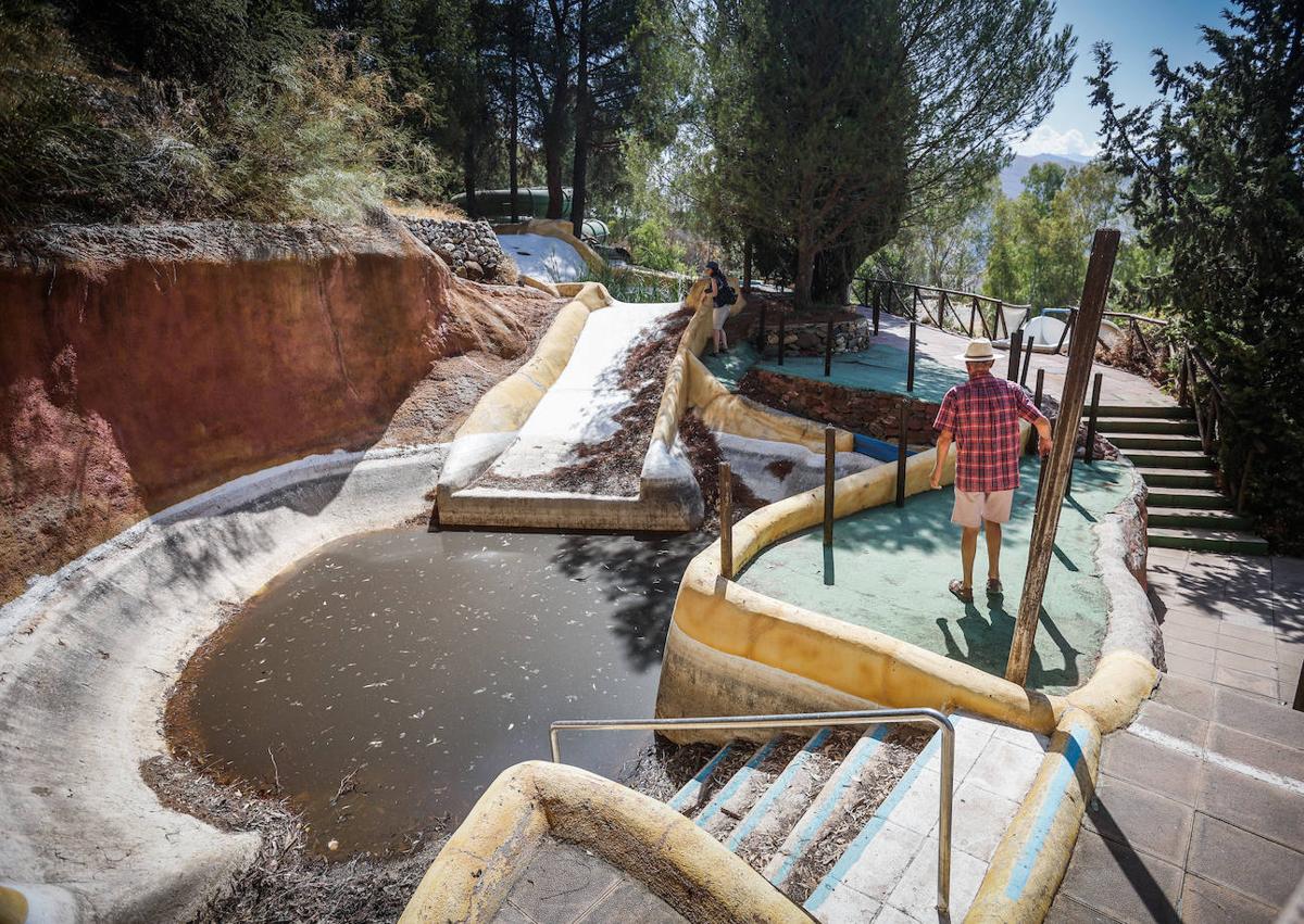 Imagen secundaria 1 - Los tres toboganes, la zona del lago y la piscina de olas.