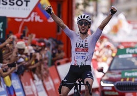 Adam Yates alza los brazos para celebrar su triunfo en el Paseo del Salón de Granada.