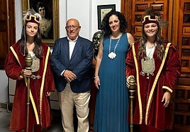 El pregonero José Antonio del Olmo junto a la alcaldesa, Yolanda Marcos.