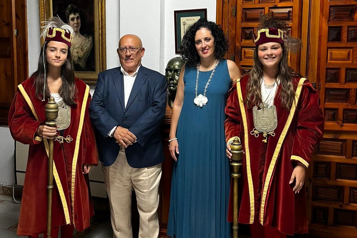 El pregonero José Antonio del Olmo junto a la alcaldesa, Yolanda Marcos.