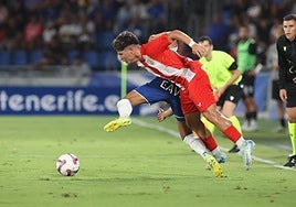 Melamed pelea por hacerse con el balón y empezar a atacar.