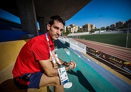 Alberto Amezcua posa serio desde la grada del Estadio de la Juventud con su acreditación para los Juegos al cuello.