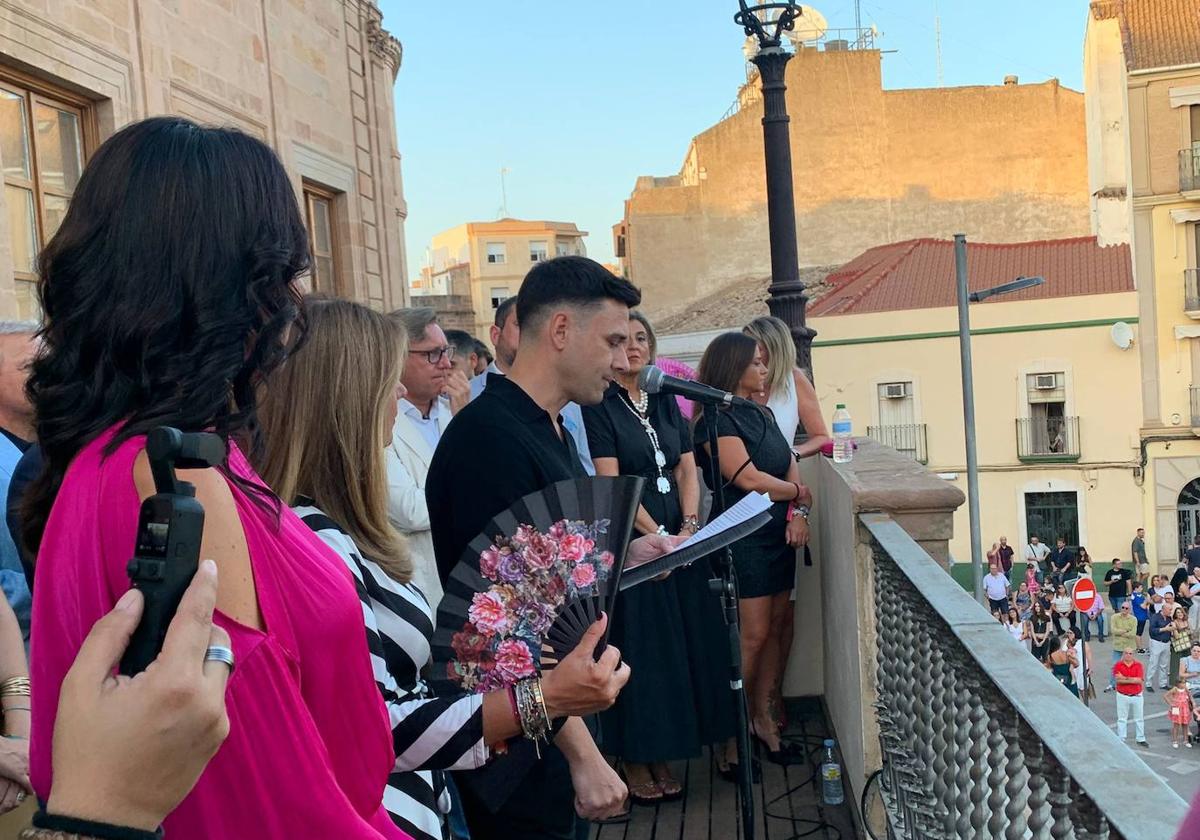 El chef linarense Estrella Michelin Álvaro Salazar durante el pregón que abrió la Feria de San Agustín, en el balcón del Ayuntamiento.