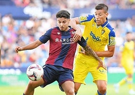 Pugna en el partido entre Cádiz y Levante.