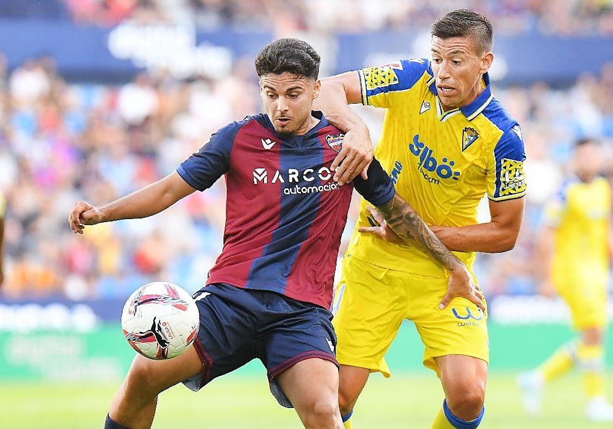 Pugna en el partido entre Cádiz y Levante.