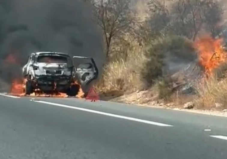 Coche ardiendo en la A-44, a su paso por Padul.