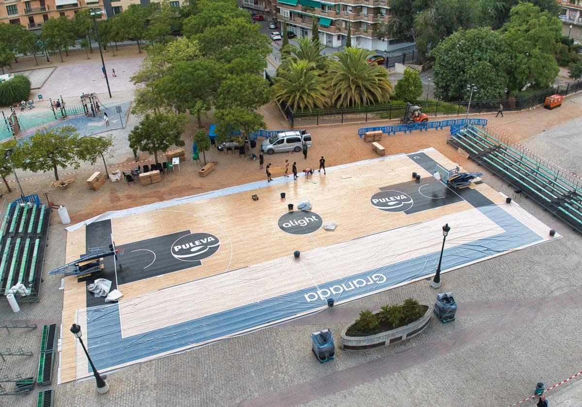 La explanada del Palacio de Congresos, casi a punto como improvisada cancha para la presentación del Covirán ante el Petro.