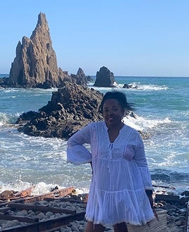 Mafer posa en sus veranos actuales: en la foto, en el Arrecife de las Sirenas, en Cabo de Gata.