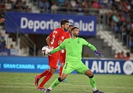Luis Maximiano, que inicia una contra, hizo un buen partido en Tenerife.