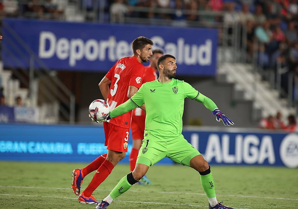Luis Maximiano, que inicia una contra, hizo un buen partido en Tenerife.